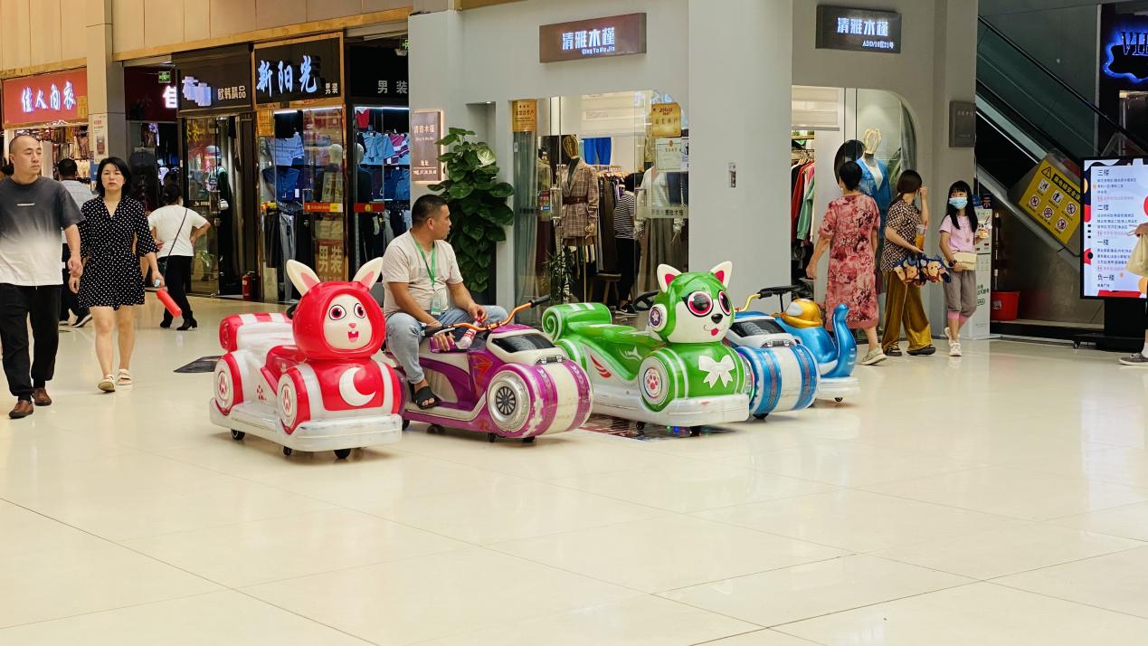 兒童游樂車現(xiàn)身錢江商城，深受小朋友青睞