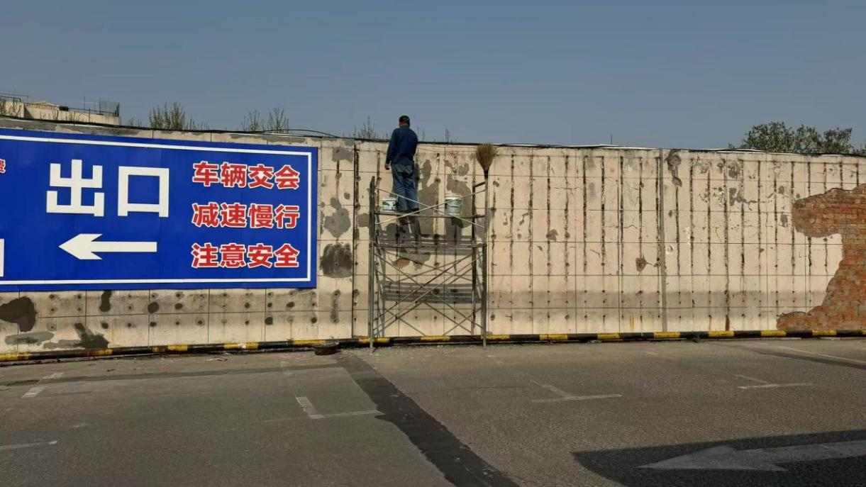 錢江商城三樓停車場(chǎng)墻開(kāi)展面修補(bǔ)工作