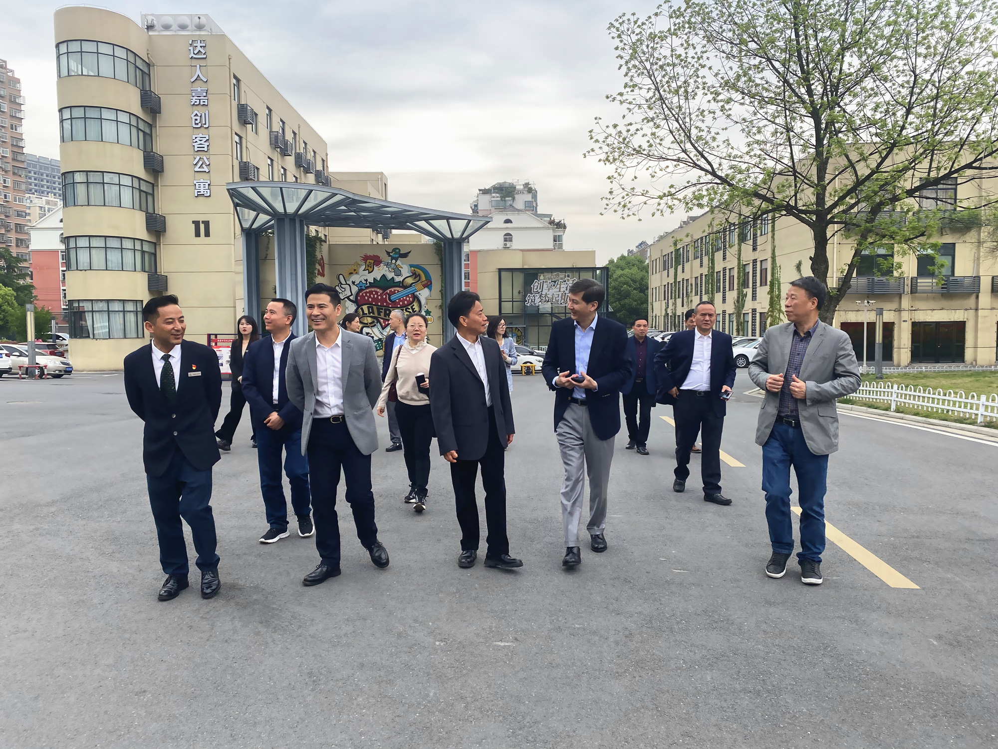 杭州市政協(xié)副主席、市工商聯(lián)主席馮仁強 一行蒞臨廬陽建華文創(chuàng)園考察