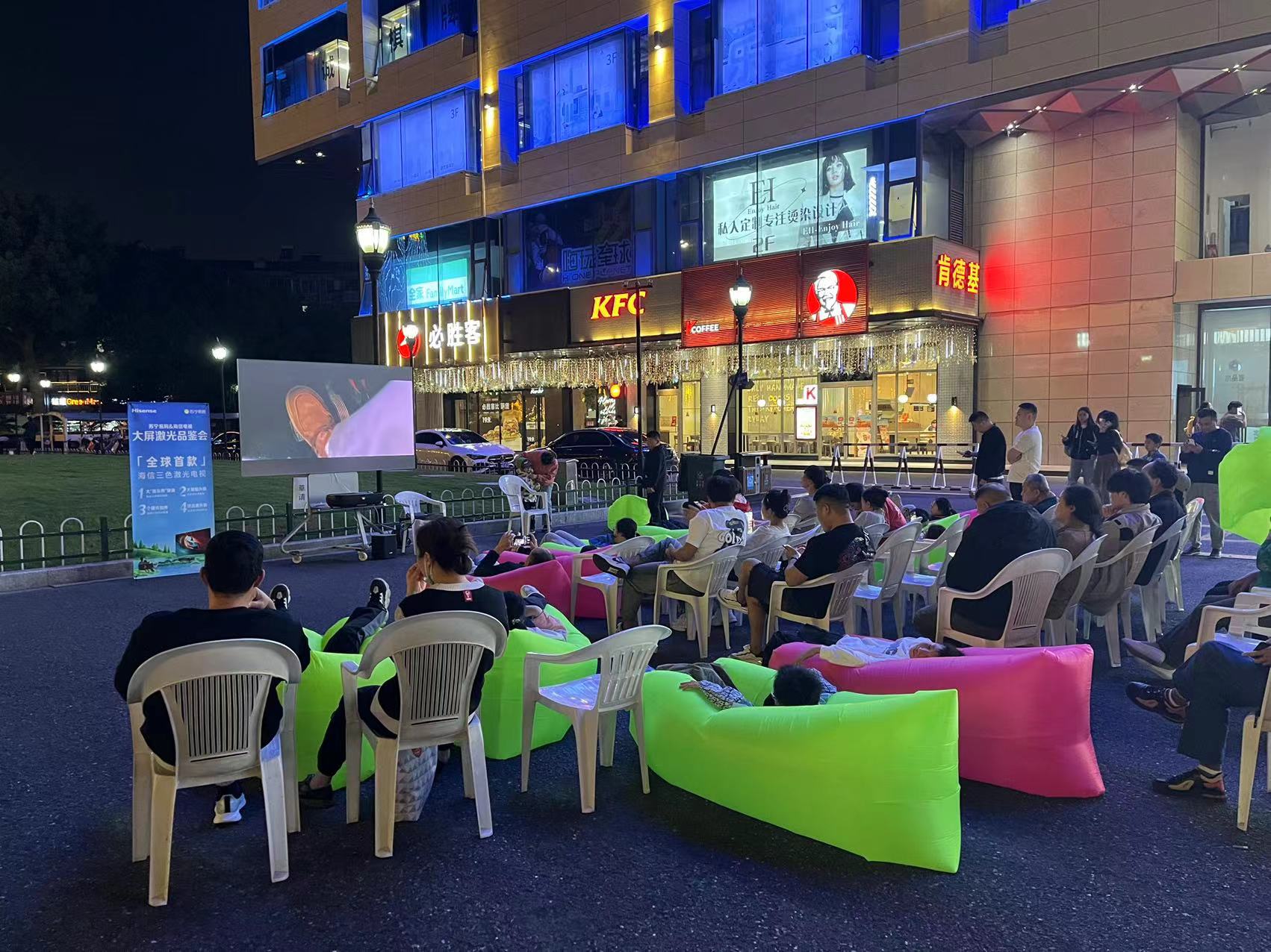 水晶城露天電影盛宴，歡聲笑語(yǔ)中感受夜晚魅力